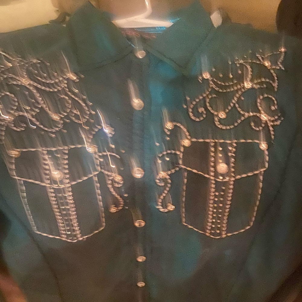 Roar button up